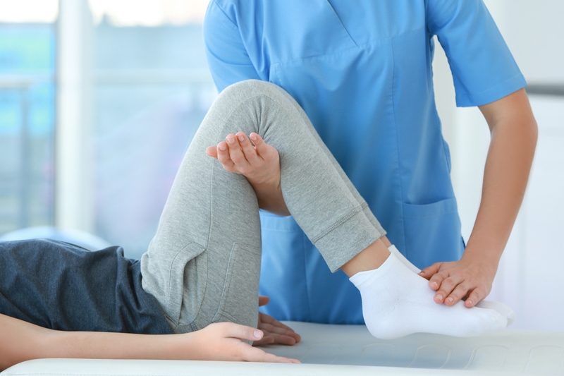 physiotherapist-working-with-patient-in-clinic-closeup-2