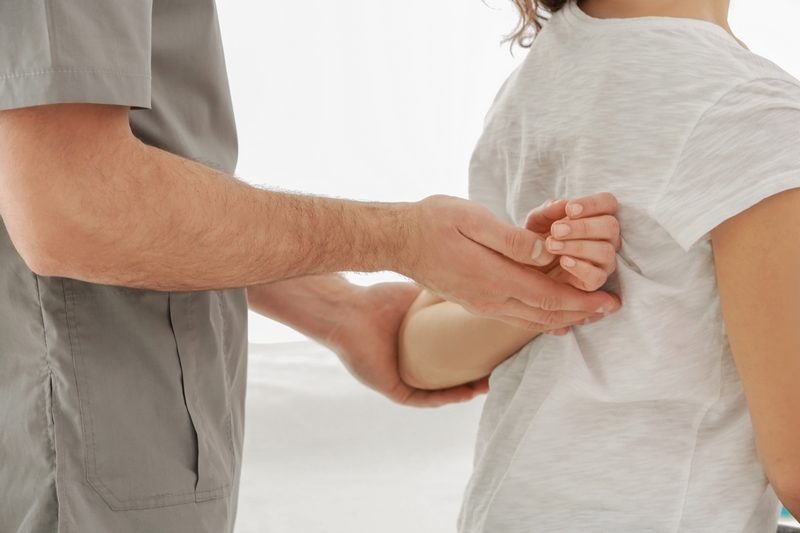 physiotherapist-working-with-patient-in-clinic-closeup-3