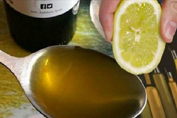 ВЫЖМИ ЛИМОН И СМЕШАЙ С 1 СТОЛОВОЙ ЛОЖКОЙ ОЛИВКОВОГО МАСЛА!