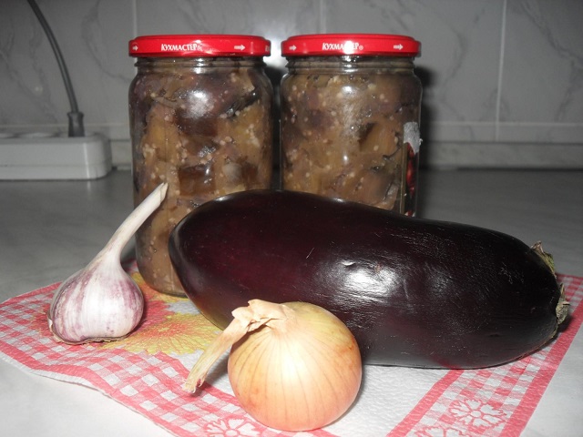 Жареные баклажаны с луком и чесноком