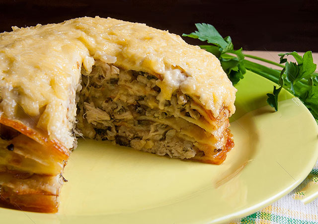 Блинный торт с курицей и грибами
