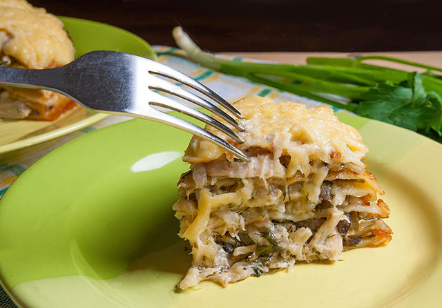 Блинный торт с курицей и грибами