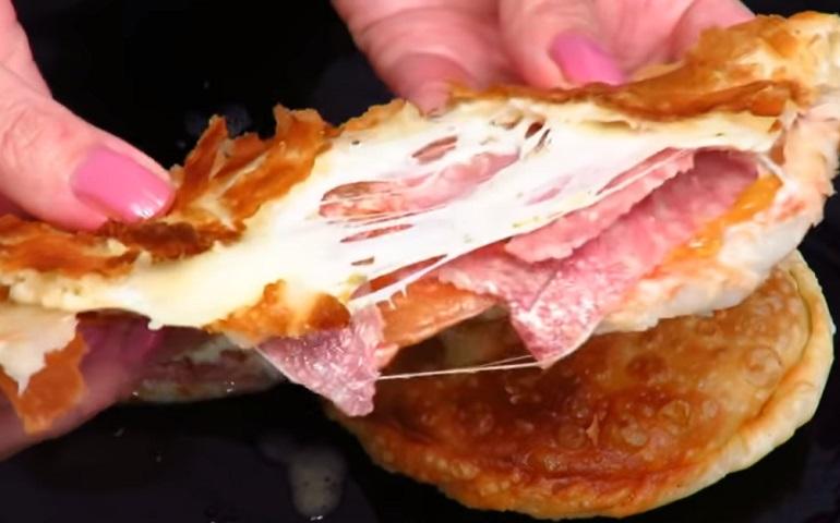 Чебупицца: чебурек и пицца в одном блюде очень вкусная закуска Чебупицца: чебурек и пицца в одном блюде очень вкусная закуска