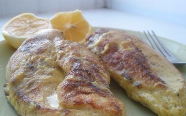 Диетическое куриное филе, запеченное в молоке
