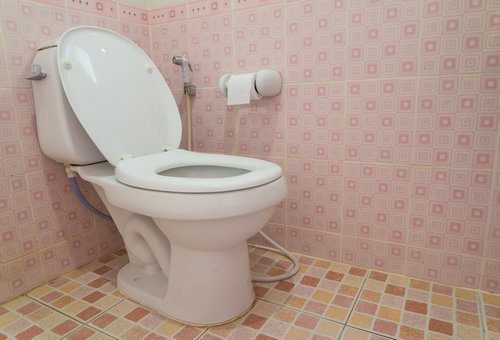 Как сделать унитаз белоснежным и удалить ржавые пятна легко и просто!