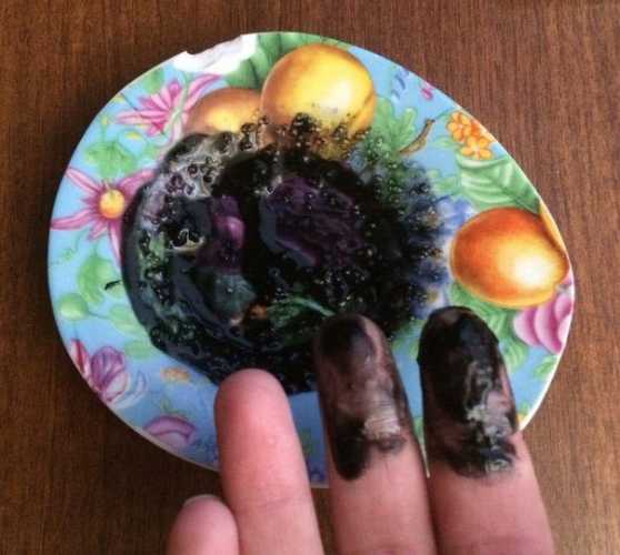 Маска из желатина и угля вытягивает даже из глубоких пор