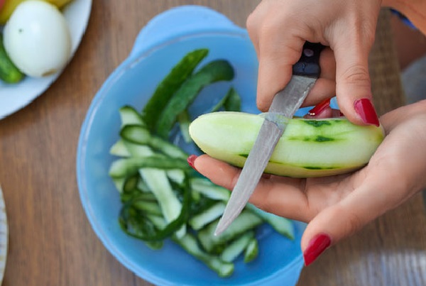 ЕЩЁ НАШИ БАБУШКИ ПРОТИРАЛИ ЛИЦО СВЕЖЕЙ КОЖУРОЙ ОГУРЦА. УЗНАВ ЗАЧЕМ — Я СТАЛА ДЕЛАТЬ ТАК ЖЕ!