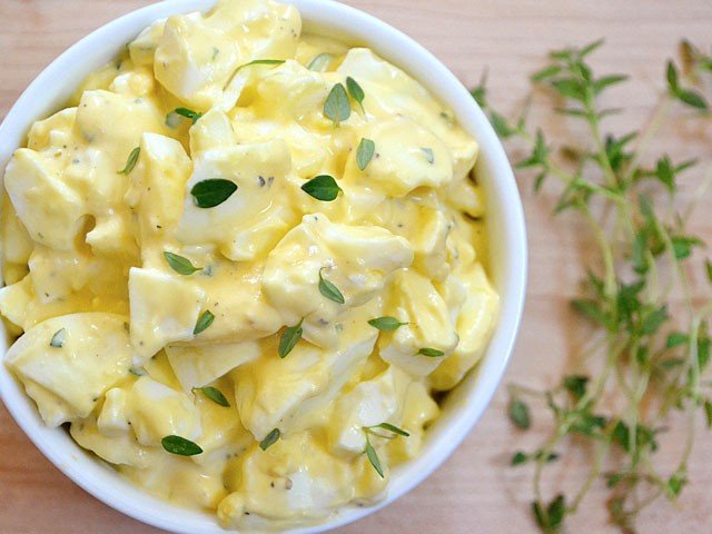Оригинальный яичный салат с лимоном и ароматными травами Оригинальный яичный салат с лимоном и ароматными травами