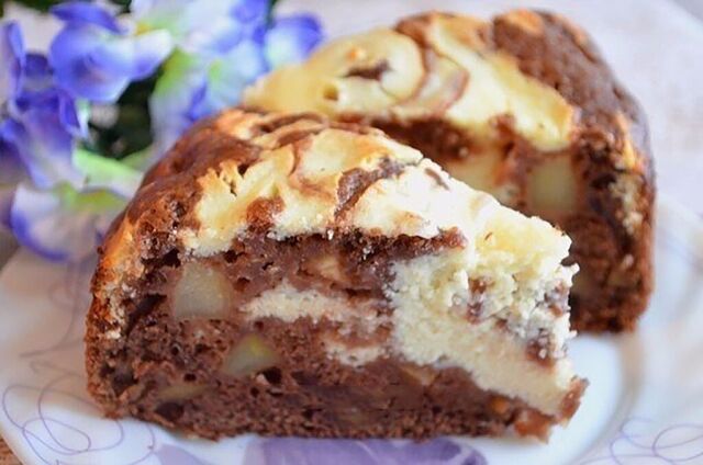 Пирог с яблоками и творожной начинкой