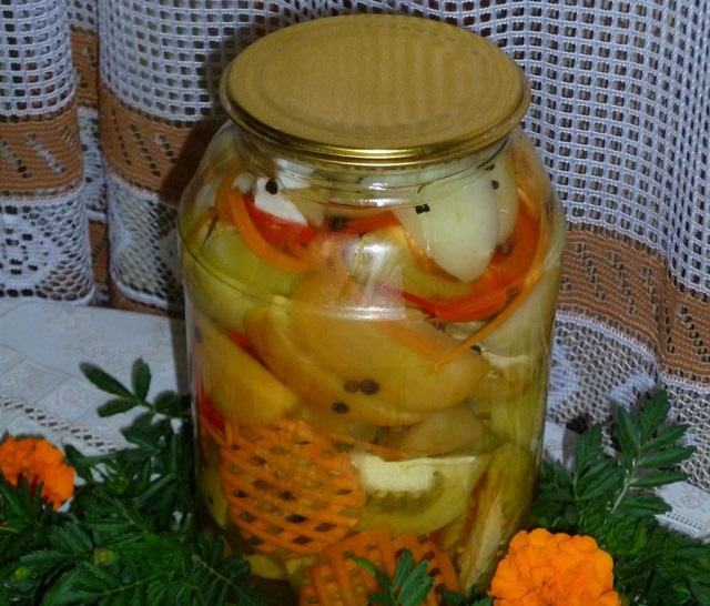 Маринованные зеленые помидоры дольками