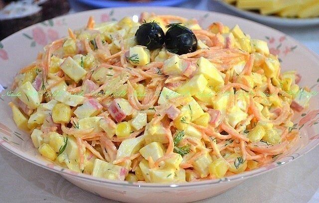 Прекрасный легкий салат Валерия подходит как для праздничного стола, так и для повседневного блюда.