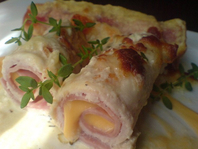 Рулетики из куриной грудки в сырном соусе