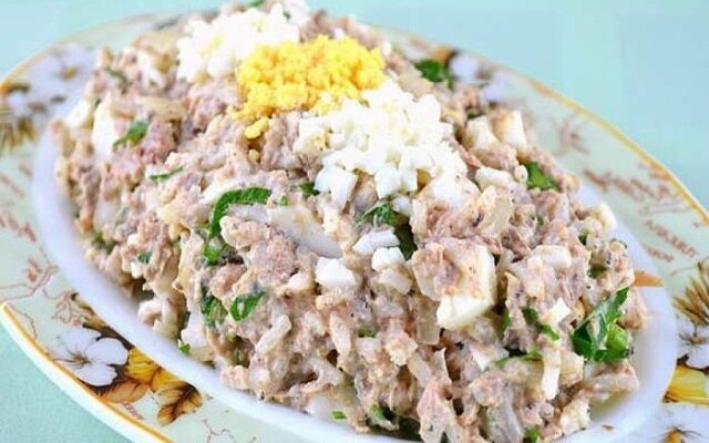 Салат с консервированной сайрой, яйцом и огурцом