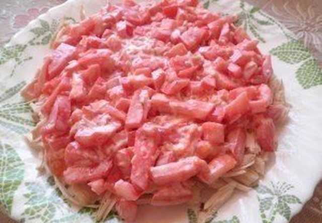 Салат с куриным филе, сухариками и овощами