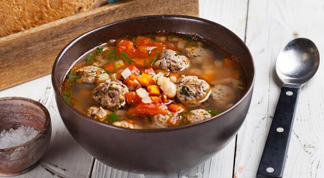 Вкусный суп с фрикадельками и фасолью