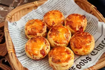 ВКУСНЫЕ БУЛОЧКИ С ИЗЮМОМ. ПОДАЮ С МОЛОКОМ — ДЕТЕЙ ЗА УШИ НЕ ОТТЯНЕШЬ