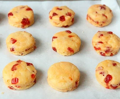 ВКУСНЫЕ БУЛОЧКИ С ИЗЮМОМ. ПОДАЮ С МОЛОКОМ — ДЕТЕЙ ЗА УШИ НЕ ОТТЯНЕШЬ
