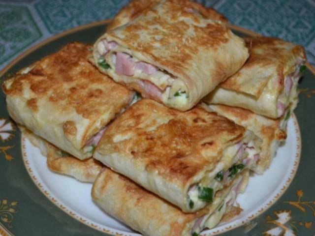 Жареный лаваш с колбасой и сыром - простая, но очень вкусная закуска, которая никого не оставит равнодушным. Жареный лаваш с колбасой и сыром - простая, но очень вкусная закуска, которая никого не оставит равнодушным.